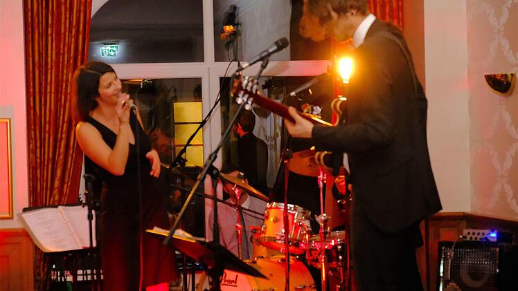 Sängerin Annika Bosch mit ihrer Band im Dorint.. Gerd Schaar