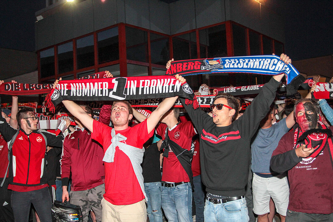 1. FCN steigt auf: Fans feiern in Nürnberg