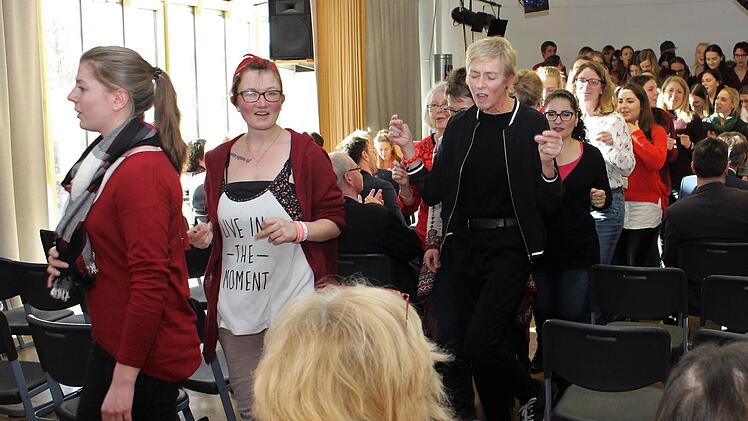 "I wanna dance with somebody”, rockten Schüler und Lehrkräfte gemeinsam.   Foto: Evi Seeger