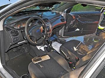 Ein Ford Focus brannte am Dienstagmorgen auf dem Parkplatz des Netto-Marktes in Untersteinach. Foto: privat