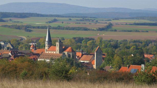 Eingebettet in eine einzigartige Kulturlandschaft ist das unterfränkische Münnerstadt. Prägend ist die Wacholderheide vor den Toren der Stadt.  Christine Schikora