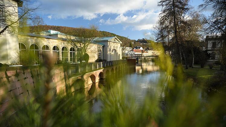 Die Große Kreisstadt (im Bild die Kuranlagen an der Saale) muss im laufenden Jahr 23,3 Prozent der Kreisumlage stemmen.  Foto: Archiv Daniel Peter