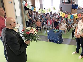 Geschäftsführer Thomas Pyka und Pfarrer Sven Raube dankten Gerlinde Fößel.  Foto: Heike Schülein
