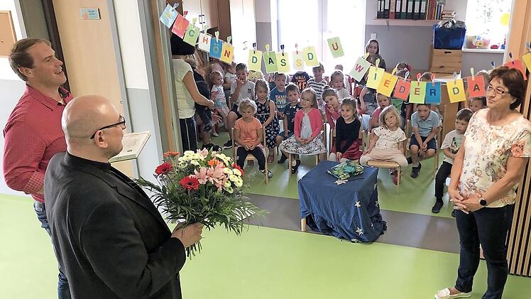 Geschäftsführer Thomas Pyka und Pfarrer Sven Raube dankten Gerlinde Fößel.  Foto: Heike Schülein