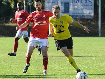 Ist nicht mehr Trainer des FC Thulba: Oliver Mützel (gelbes Trikot). Foto: ssp