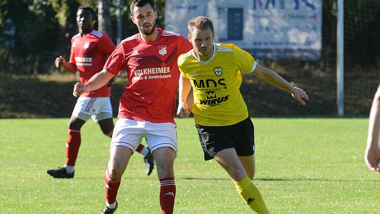 Ist nicht mehr Trainer des FC Thulba: Oliver Mützel (gelbes Trikot). Foto: ssp