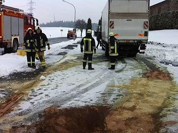Die Wehrleute aus Mannsflur und Marktleugast beim Reinigen der Asphaltfläche auf dem Parkplatz an der Traindorfer Kirche. Fotos: Klaus-Peter Wulf