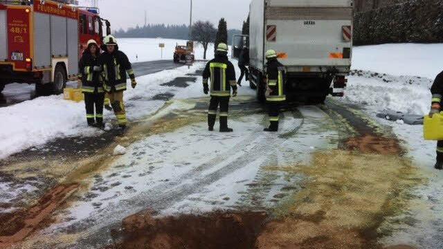 Die Wehrleute aus Mannsflur und Marktleugast beim Reinigen der Asphaltfläche auf dem Parkplatz an der Traindorfer Kirche. Fotos: Klaus-Peter Wulf