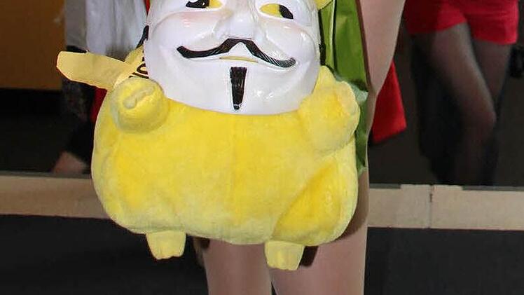 Hier sind sogar die Pokémons verkleidet: Julia Zenk (15) aus Viereth-Trunstadt hat ihrer Pikachu-Tasche eine Guy-Fawkes-Maske verpasst. Foto: nat