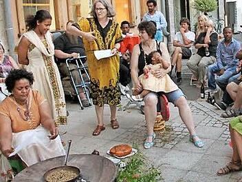 Alem röstet die Kaffeebohnen. Die Gäste sitzen um sie herum.  Foto: privat