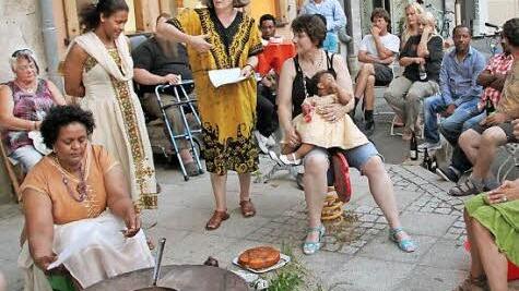 Alem röstet die Kaffeebohnen. Die Gäste sitzen um sie herum.  Foto: privat