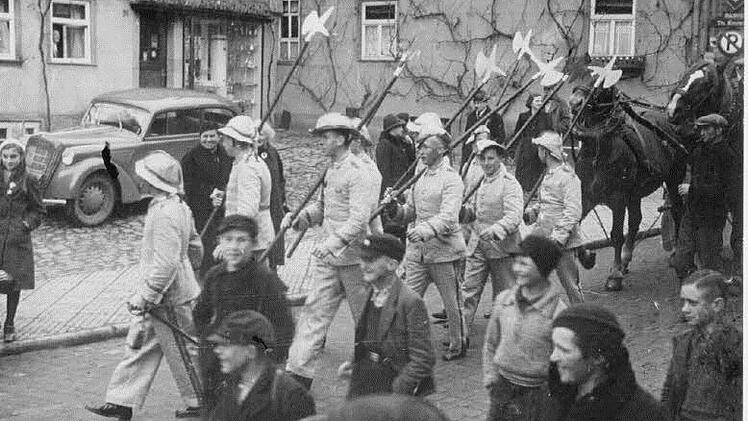 Die Leibgarde des Prinzenpaares mit Hellebarden 1939.