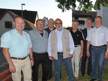 Klaus Schumann (2. v. r.) bedankte sich bei Karl-Heinz Gechter, Gerhard Stadie, Wolfgang Anderer, Robert Wirth, Matthäus Andree und Harald Koch. Foto: Roland Meister