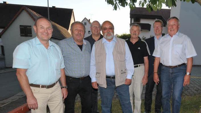 Klaus Schumann (2. v. r.) bedankte sich bei Karl-Heinz Gechter, Gerhard Stadie, Wolfgang Anderer, Robert Wirth, Matthäus Andree und Harald Koch. Foto: Roland Meister