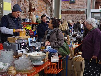 Zahlreiche Besucher gingen beim Flohmarkt in der Kühnlenzpassage auf Schnäppchenjagd. Foto: Heike Schülein