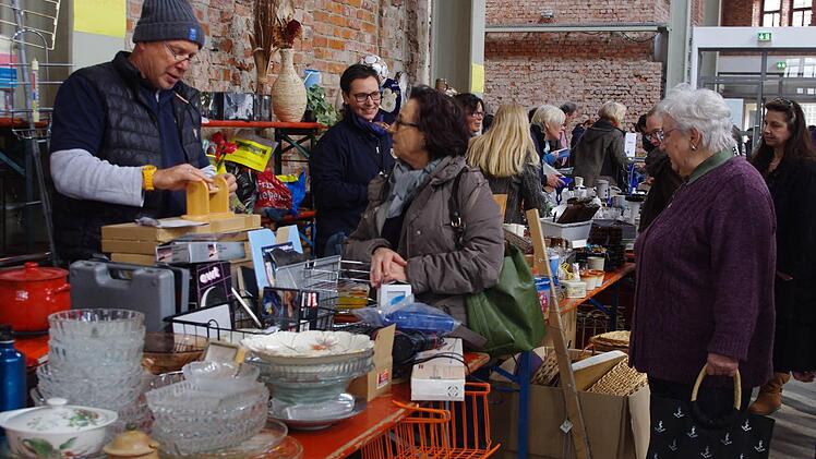 Zahlreiche Besucher gingen beim Flohmarkt in der Kühnlenzpassage auf Schnäppchenjagd. Foto: Heike Schülein