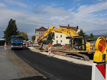 Um eine Fahrspur verbreitert wird die B 470 im Bereich des künftigen Fachmarktzentrums. Der Investor legt auch einen Gehweg an.  Foto: Andreas Dorsch