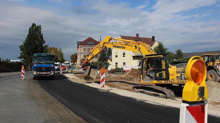 Um eine Fahrspur verbreitert wird die B 470 im Bereich des künftigen Fachmarktzentrums. Der Investor legt auch einen Gehweg an.  Foto: Andreas Dorsch