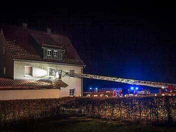 Über die Leiter wurden die acht Personen gerettet. Foto: FFW Ebermannstadt