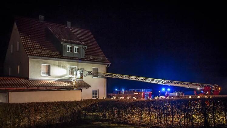 Über die Leiter wurden die acht Personen gerettet. Foto: FFW Ebermannstadt