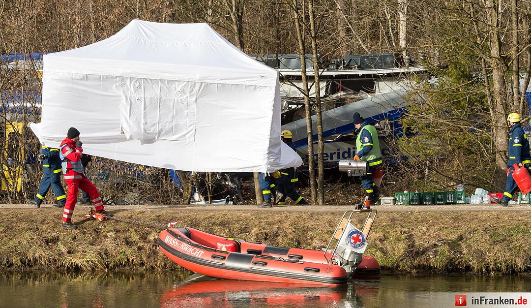 Ein Zelt wird am 10.02.2016 bei Bad Aibling (Bayern) an der Unglücksstelle aufgebaut. Dort hat die Bergung der beiden verunglückten Züge begonnen. Die ineinander verkeilten Züge sollen getrennt und dann in Teilen geborgen werden. Bei dem schweren Zugunglück in Oberbayern waren am Dienstag zehn Menschen ums Leben gekommen, Dutzende wurden verletzt. Foto: Peter Kneffel/dpa