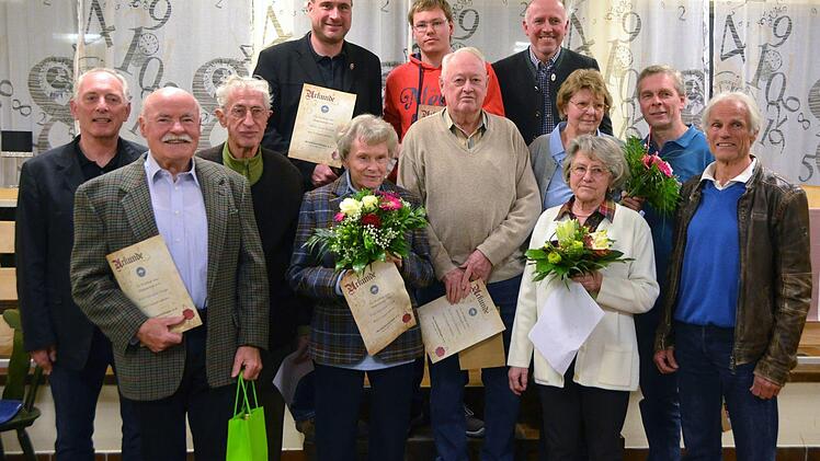 Zahlreiche Ehrungen für langjährige Mitglieder beim Skiclub Bad Kissingen sprachen die Vorsitzenden Jürgen Tenschert (links) und Richard Fix (rechts) aus.  Foto: Peter Rauch