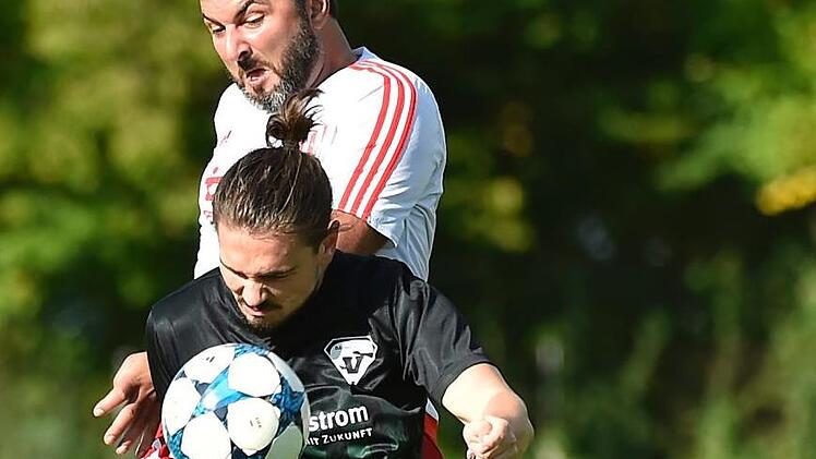 Ökcün Göktug (hinten, im Spiel gegen Bammersdorf) fällt für das Duell in der A-Klasse 2 gegen die DJK-SC Neuses aufgrund von Rückenbeschwerden vermutlich aus.  Sportfoto Zink