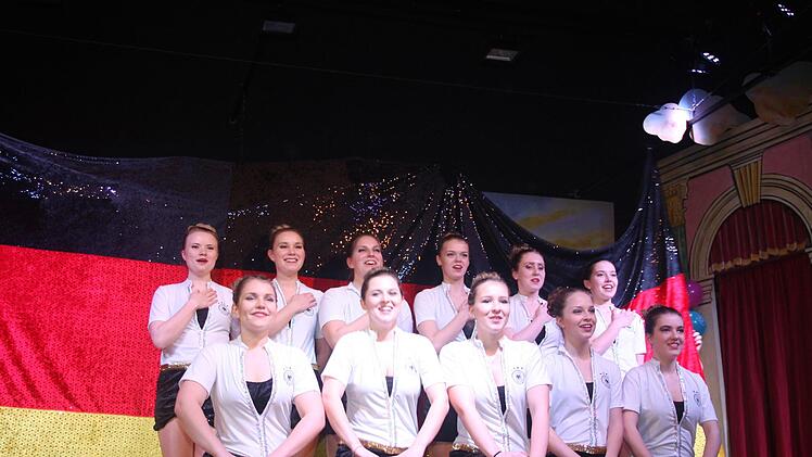 Tanzsportgarde in WM Trikot