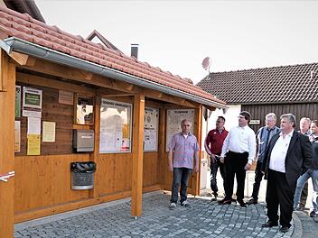 Mitglieder der Feuerwehr, des Burschenvereins und der Dorfgemeinschaft Gössenreuth haben unter der Anleitung von Gemeinderat Hans Matussek (links) die marode ehemalige Viehwaage in ein Schmuckstück verwandelt.  Foto: Werner Reißaus