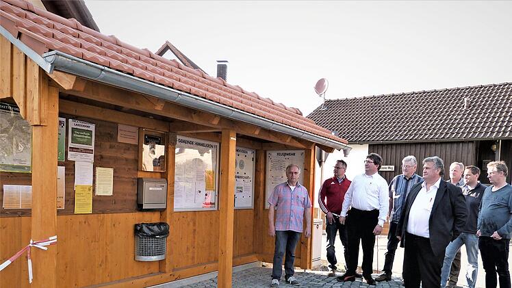 Mitglieder der Feuerwehr, des Burschenvereins und der Dorfgemeinschaft Gössenreuth haben unter der Anleitung von Gemeinderat Hans Matussek (links) die marode ehemalige Viehwaage in ein Schmuckstück verwandelt.  Foto: Werner Reißaus