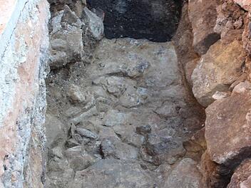 Ein Teil der Stadtmauer von 1450 wurde freigelegt. Fotos: Birgit Srock, Bernhard Panzer, Jürgen Bauer