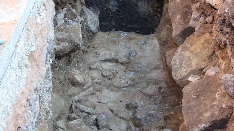 Ein Teil der Stadtmauer von 1450 wurde freigelegt. Fotos: Birgit Srock, Bernhard Panzer, Jürgen Bauer
