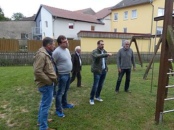 Wie bereits im Bauausschuss besprochen, als das Foto entstanden ist, sollen alle Spielplätze im Gemeindebereich Wonfurt saniert und auf den technisch aktuellen Stand gebracht werden. Hierfür genehmigte der Gemeinderat einen Kostenrahmen von 110 000 Euro.  Christian Licha/Archiv