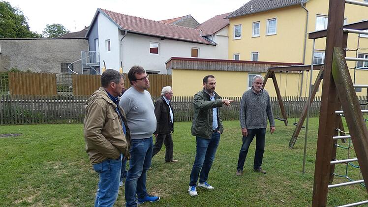Wie bereits im Bauausschuss besprochen, als das Foto entstanden ist, sollen alle Spielplätze im Gemeindebereich Wonfurt saniert und auf den technisch aktuellen Stand gebracht werden. Hierfür genehmigte der Gemeinderat einen Kostenrahmen von 110 000 Euro.  Christian Licha/Archiv