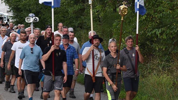 Die Wallfahrer auf ihrer letzten Etappe von Kützberg nach Ramsthal.Andreas Lomb