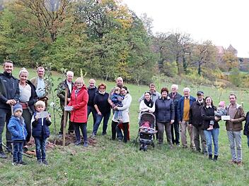 Im "Garten der neuen Erdenbürger" des Lions Club Kronach wurden die Bäume 98 bis 102 gepflanzt. Fünf Kinder und ihre Eltern und Großeltern können sich freuen, dass sie den 100. Baum gepflanzt haben. Foto: Rainer Glissnik