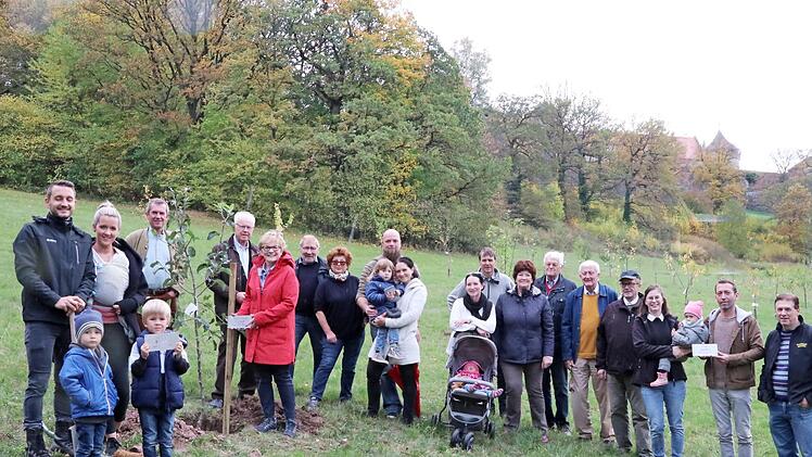 Im "Garten der neuen Erdenbürger" des Lions Club Kronach wurden die Bäume 98 bis 102 gepflanzt. Fünf Kinder und ihre Eltern und Großeltern können sich freuen, dass sie den 100. Baum gepflanzt haben. Foto: Rainer Glissnik
