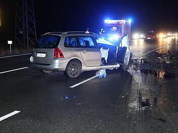 Auf der B13 ist es zu einem schweren Unfall gekommen. Ein Mann wurde verletzt, sein Mitfahrer floh betrunken.Foto: NEWS5 / Haag