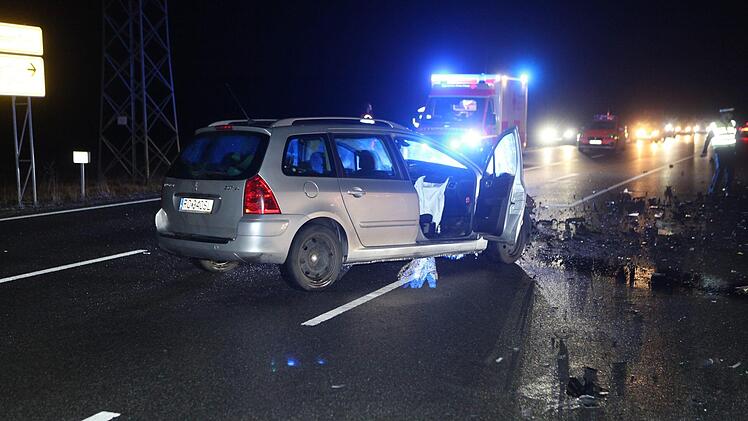 Auf der B13 ist es zu einem schweren Unfall gekommen. Ein Mann wurde verletzt, sein Mitfahrer floh betrunken.Foto: NEWS5 / Haag