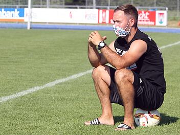 Fußball-Spiele unter Wettkampfbedingungen bleiben weiterhin verboten. Auf den Re-Start müssen die Amateurkicker weiter warten. Foto: sportpress