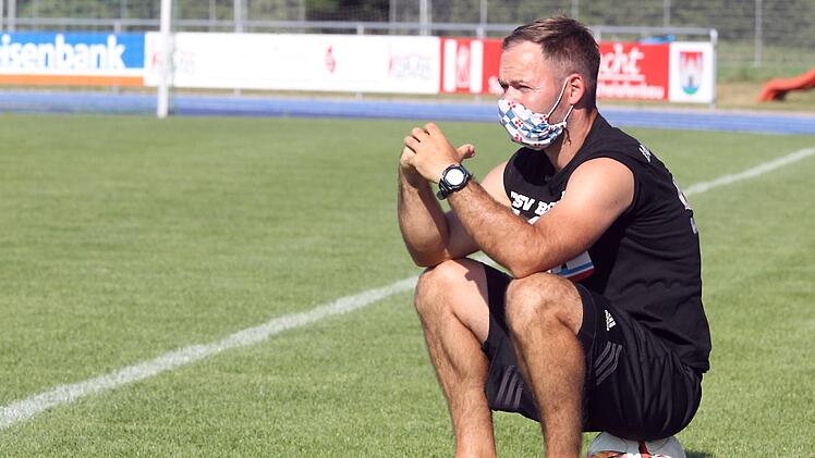 Fußball-Spiele unter Wettkampfbedingungen bleiben weiterhin verboten. Auf den Re-Start müssen die Amateurkicker weiter warten. Foto: sportpress