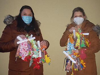 Die beiden Trainerinnen der Purzel Garde der Burgläurer Burg-Elf, Lisa Bühner und Miriam Hillenbrand (rechts) brachten ihren Tänzer/innen ein bisschen Farbe, Spaß und Fasching in ihr Zuhause.  Foto: Manfred Mellenthin
