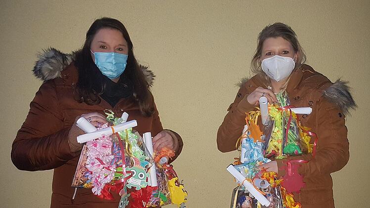 Die beiden Trainerinnen der Purzel Garde der Burgläurer Burg-Elf, Lisa Bühner und Miriam Hillenbrand (rechts) brachten ihren Tänzer/innen ein bisschen Farbe, Spaß und Fasching in ihr Zuhause.  Foto: Manfred Mellenthin