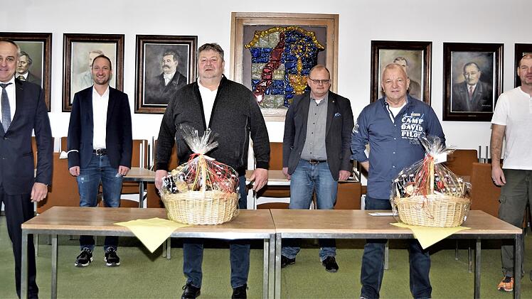 Die beiden langjährigen Mitarbeiter der Gemeinde Altenkunstadt (vorne von links mit Korb) Georg Bornschlegel und Wolfgang Pol wurden in den wohlverdienten Ruhestand verabschiedet, wobei sie auch der Dank und die guten Wünschen von Bürgermeister Robert Hümmer, Gemeindekämmerer Stefan Deuerling, Geschäftsleiter Alexander Pfaff und Bauhofleiter Alexander Schmidt begleiteten (v.l.).