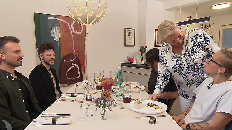 Zum Auftakt trifft sich die Hamburger "Dinner"-Runde bei Annika (58) in Gro&szlig; Flottbek.