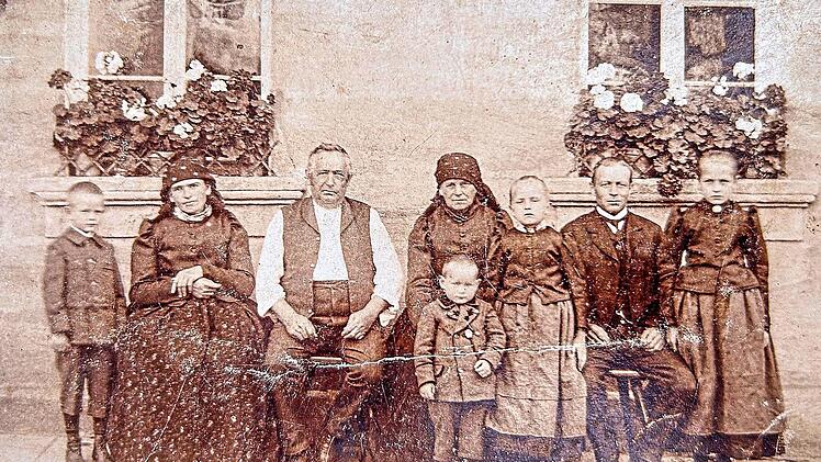 Aufnahme von 1913: Links steht Rosa Schmitts Vater Hans Heilmann als Kind. Au&szlig;erdem sind ihre Gro&szlig;eltern Konrad Heilmann und Anna Drummer sowie ihre Urgro&szlig;eltern Johann Drummer und Anna Maria Zametzer zu sehen. Die Kinder wirken leicht unscharf, w...