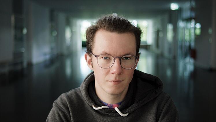 In der Schule galt Louis als Au&szlig;enseiter, doch dann eignete er sich ein Spezialwissen &uuml;ber Programmieren und Online-Aktivit&auml;ten an.