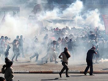 Demonstranten in Istanbul flüchten vor dem von der Polizei verschossenen Tränengas. Foto: Sedat Suna/dpa