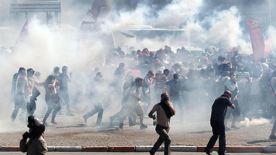Demonstranten in Istanbul flüchten vor dem von der Polizei verschossenen Tränengas. Foto: Sedat Suna/dpa