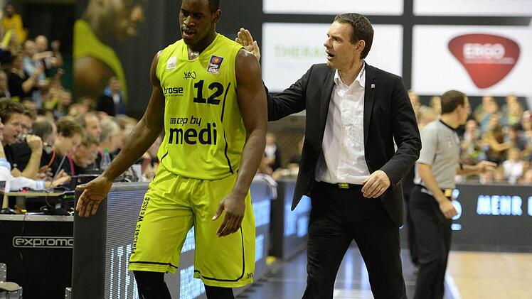 Bayreuths Trainer Michael Koch (rechts) klopft Javon McCrea anerkennend auf die Schulter.